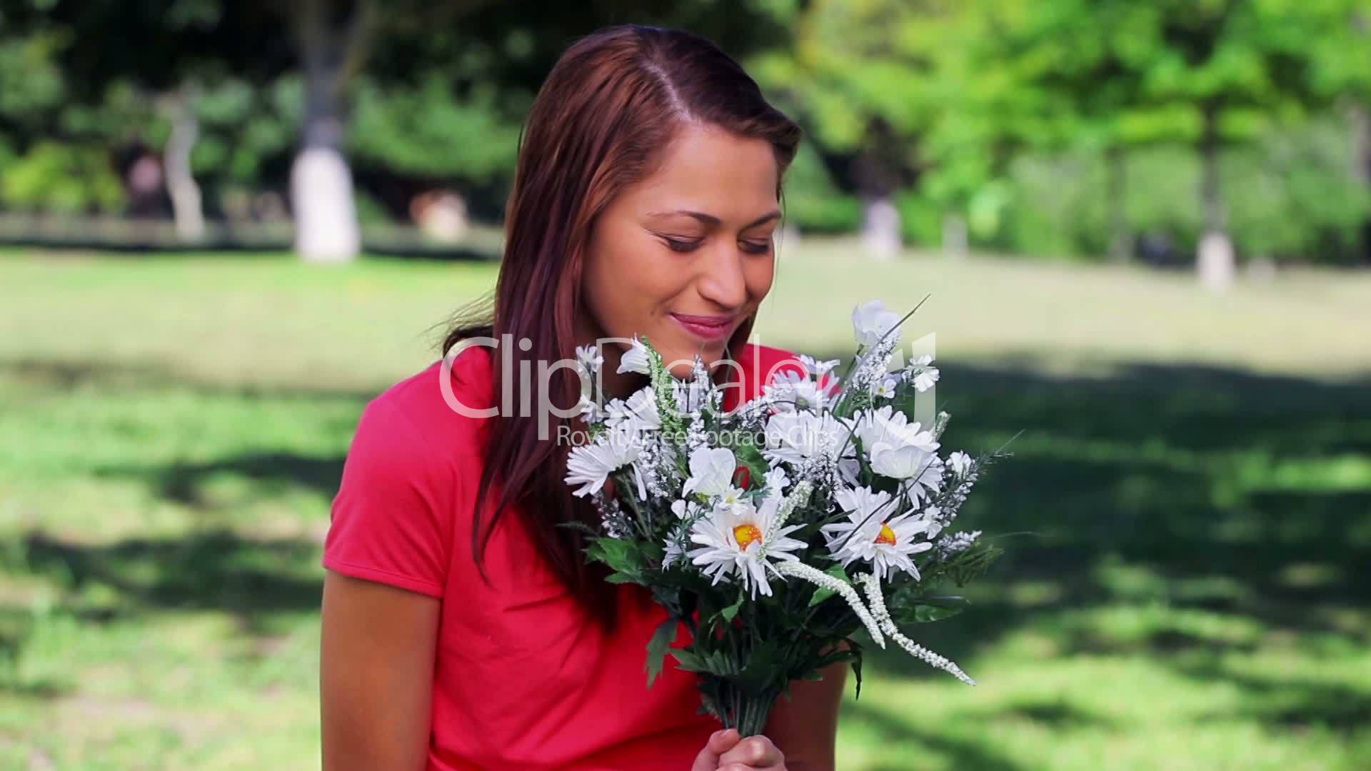 Frau mit Blumen: Lizenzfreie Stock Videos und Clips